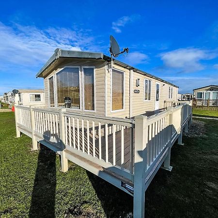 Lovely Caravan With Spacious Decking At North Denes In Suffolk, Ref 40134Nd Lowestoft Esterno foto