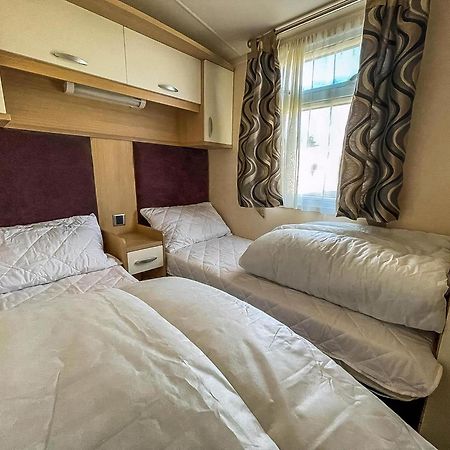 Lovely Caravan With Spacious Decking At North Denes In Suffolk, Ref 40134Nd Lowestoft Esterno foto