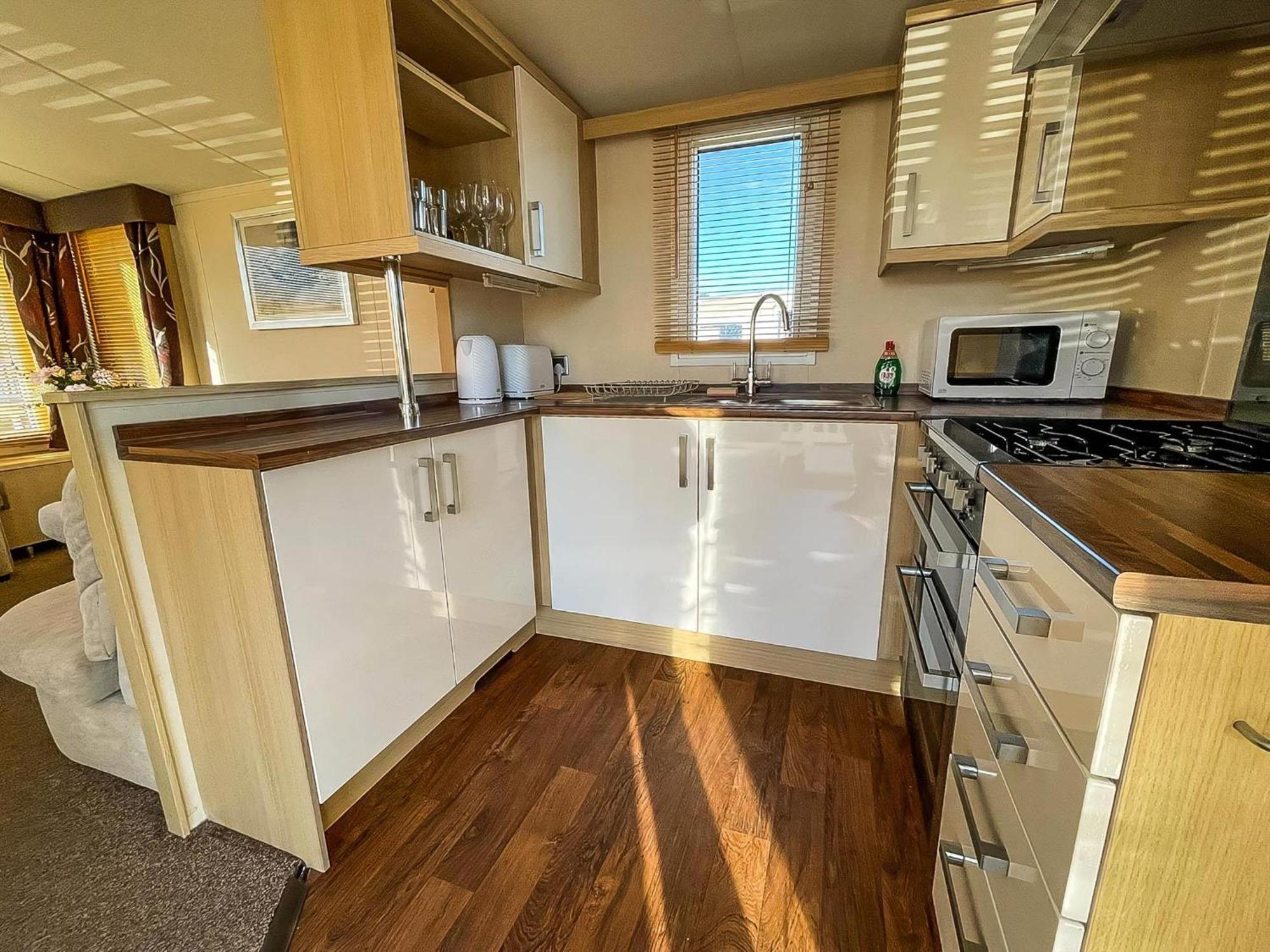 Lovely Caravan With Spacious Decking At North Denes In Suffolk, Ref 40134Nd Lowestoft Esterno foto
