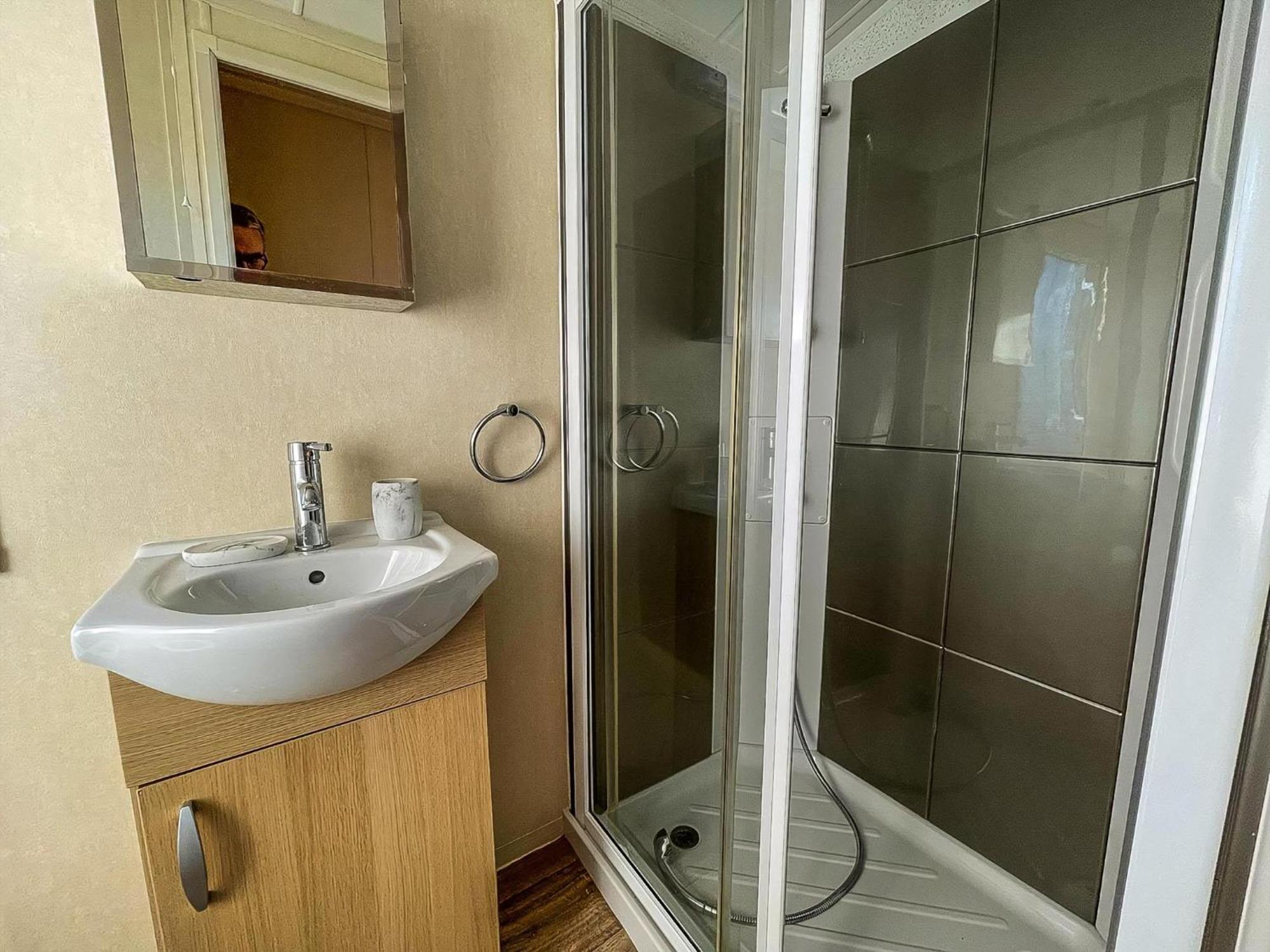 Lovely Caravan With Spacious Decking At North Denes In Suffolk, Ref 40134Nd Lowestoft Esterno foto