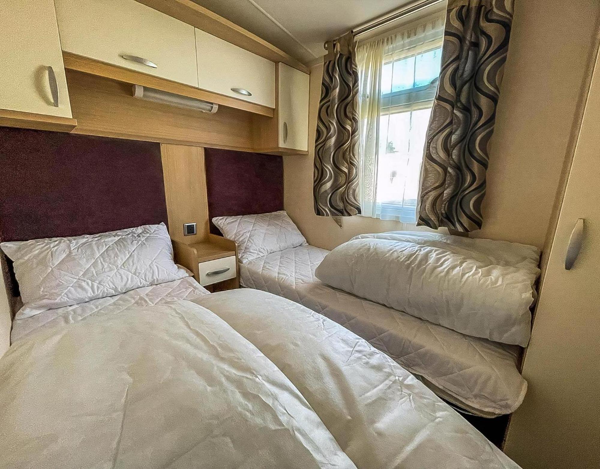 Lovely Caravan With Spacious Decking At North Denes In Suffolk, Ref 40134Nd Lowestoft Esterno foto