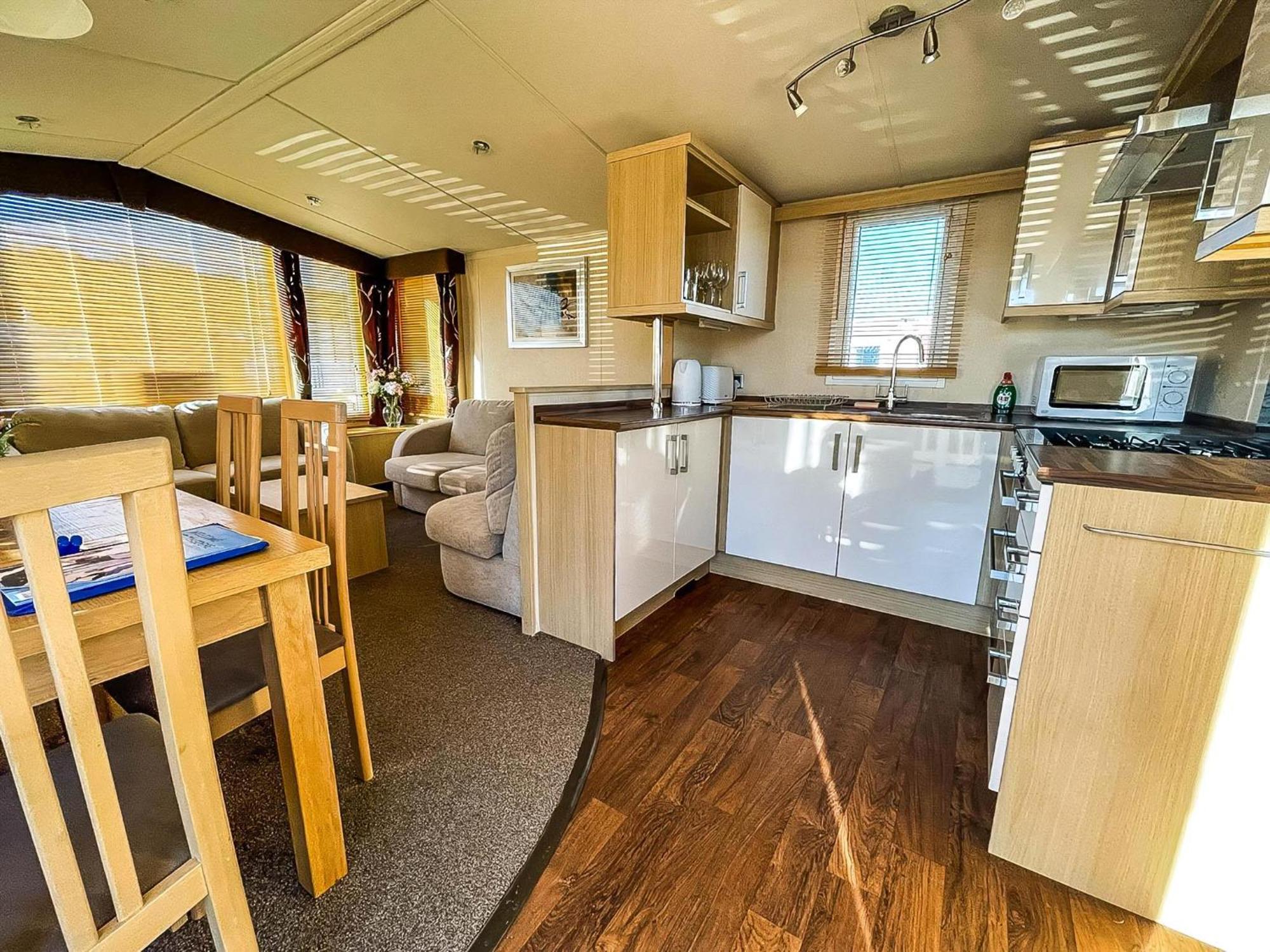 Lovely Caravan With Spacious Decking At North Denes In Suffolk, Ref 40134Nd Lowestoft Esterno foto
