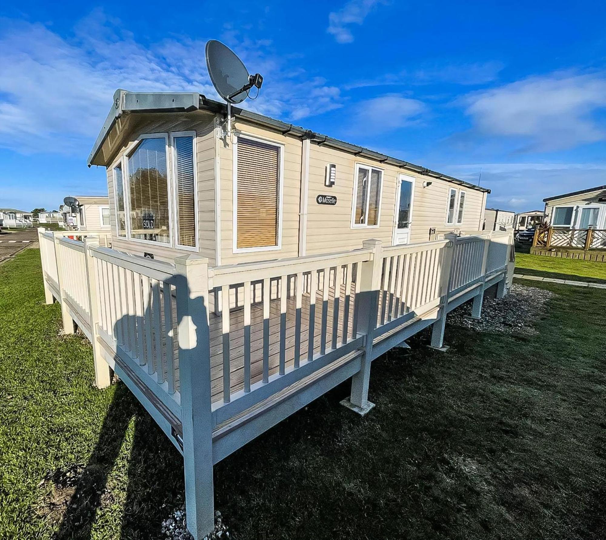Lovely Caravan With Spacious Decking At North Denes In Suffolk, Ref 40134Nd Lowestoft Esterno foto