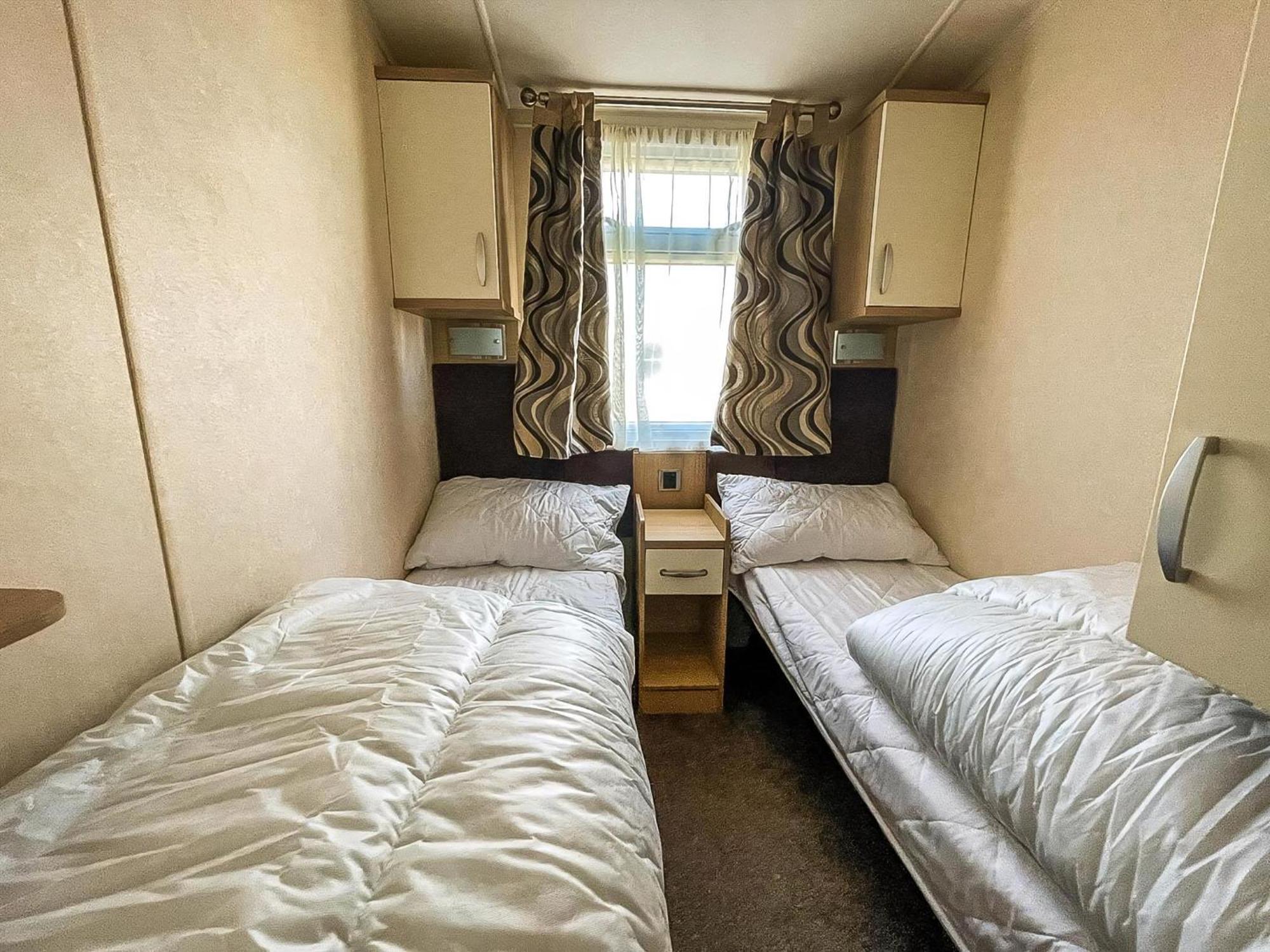 Lovely Caravan With Spacious Decking At North Denes In Suffolk, Ref 40134Nd Lowestoft Esterno foto
