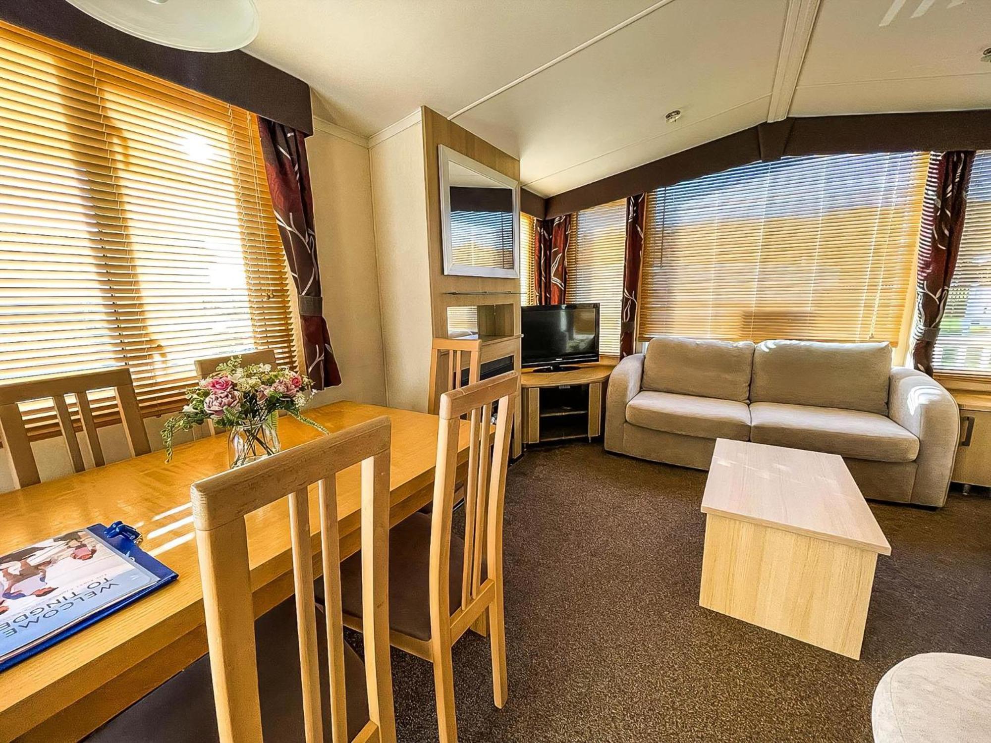 Lovely Caravan With Spacious Decking At North Denes In Suffolk, Ref 40134Nd Lowestoft Esterno foto